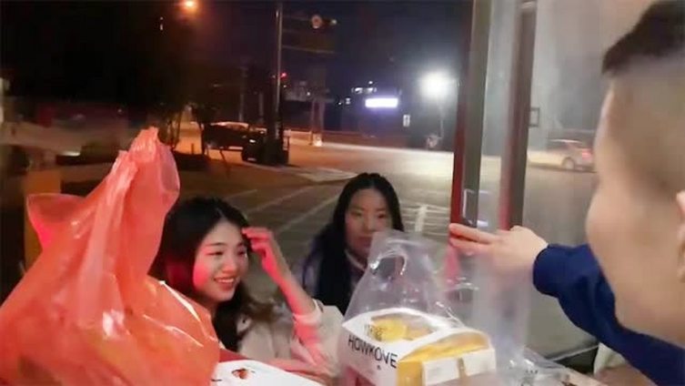 【两名女孩深夜给消防员投食:牛奶、面包、蛋糕、蛋挞、水果应有尽有】1月13日晚,江西赣州,